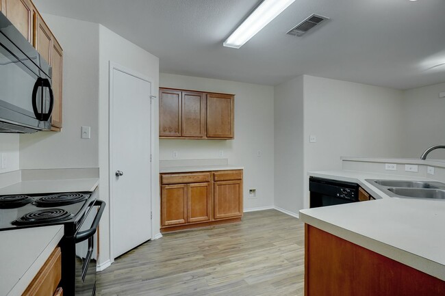 Building Photo - Spacious Duplex Townhome in Quiet Cul-de-Sac | Fresh Paint | 15-Month Lease