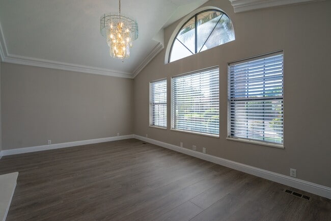 Building Photo - Spacious 6 Bedroom Home with a Balcony!