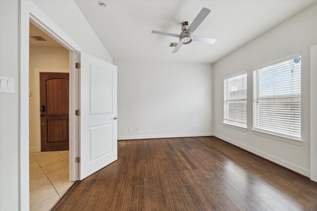 Building Photo - 3041 Clinton Dr