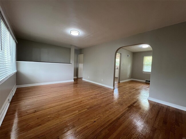Building Photo - 6911 Pine Ridge Dr