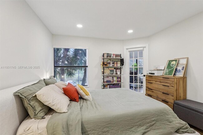 Building Photo - 2926 S University Dr