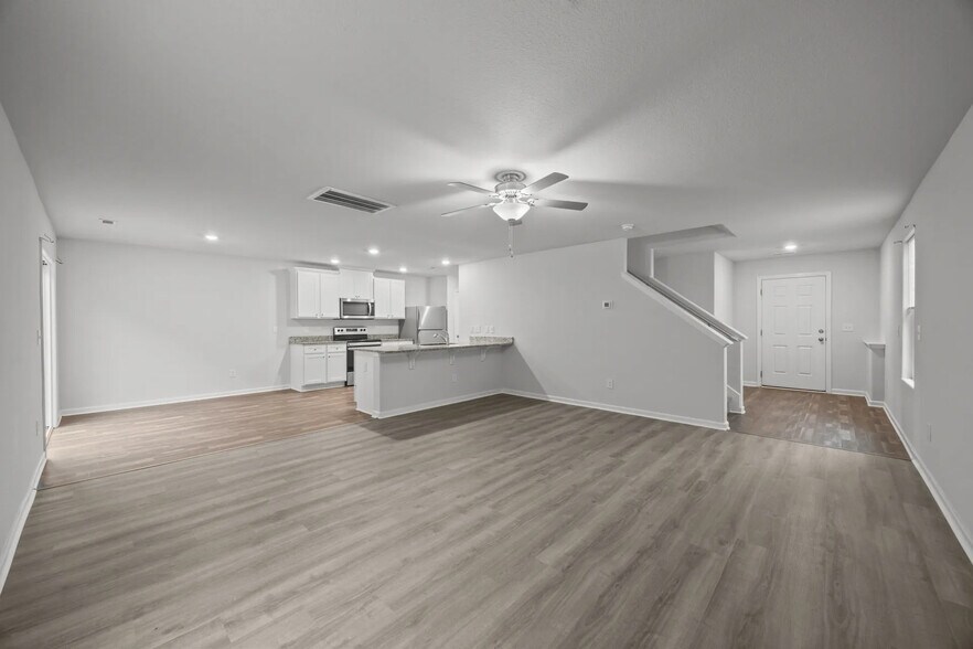 Building Photo - Room in House on Hazelburn Dr
