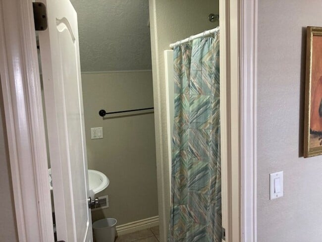 Building Photo - Charming Home