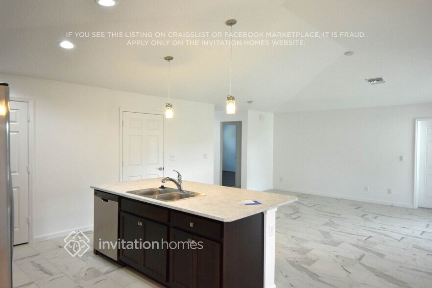 Building Photo - 857 SW Sail Terrace