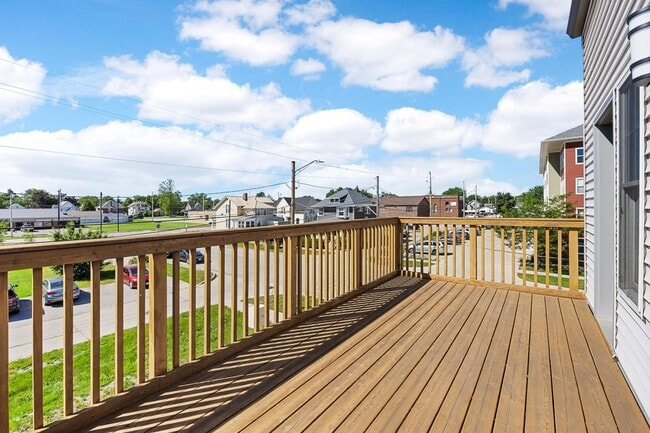 Building Photo - End Unit Townhome Just Blocks Away From Do...