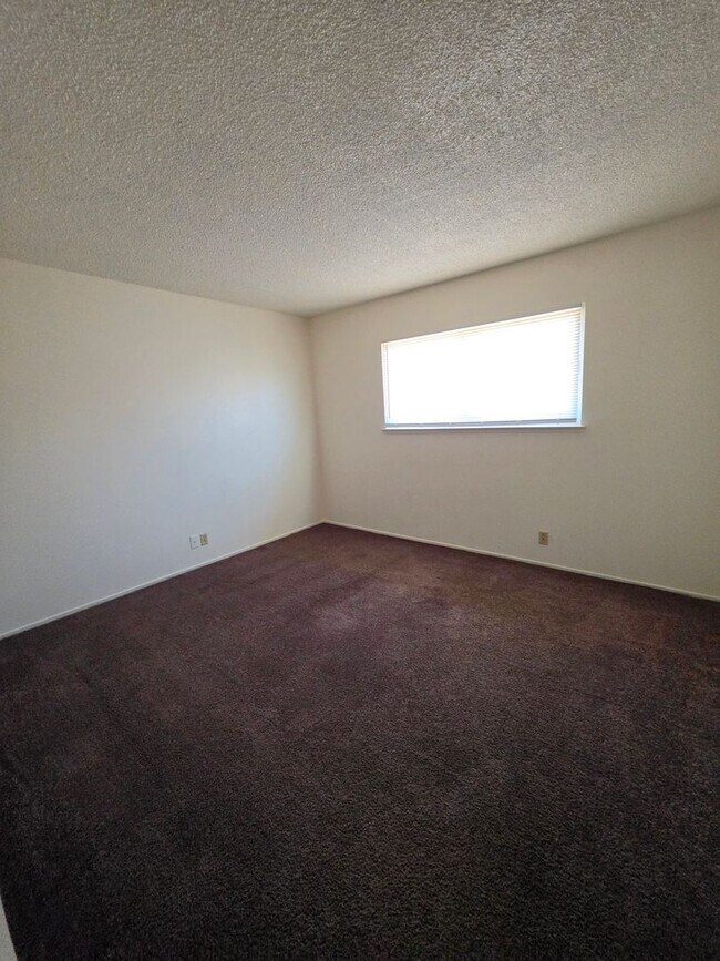 Building Photo - Spacious Home!!