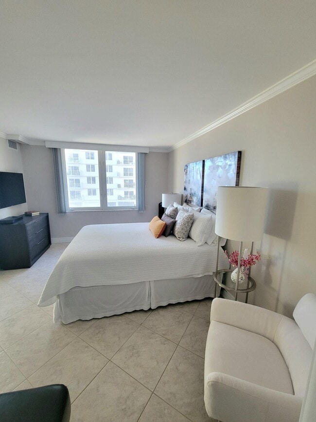 Building Photo - 3221 S Ocean Blvd