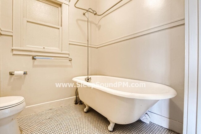 Building Photo - Paramount Apartments