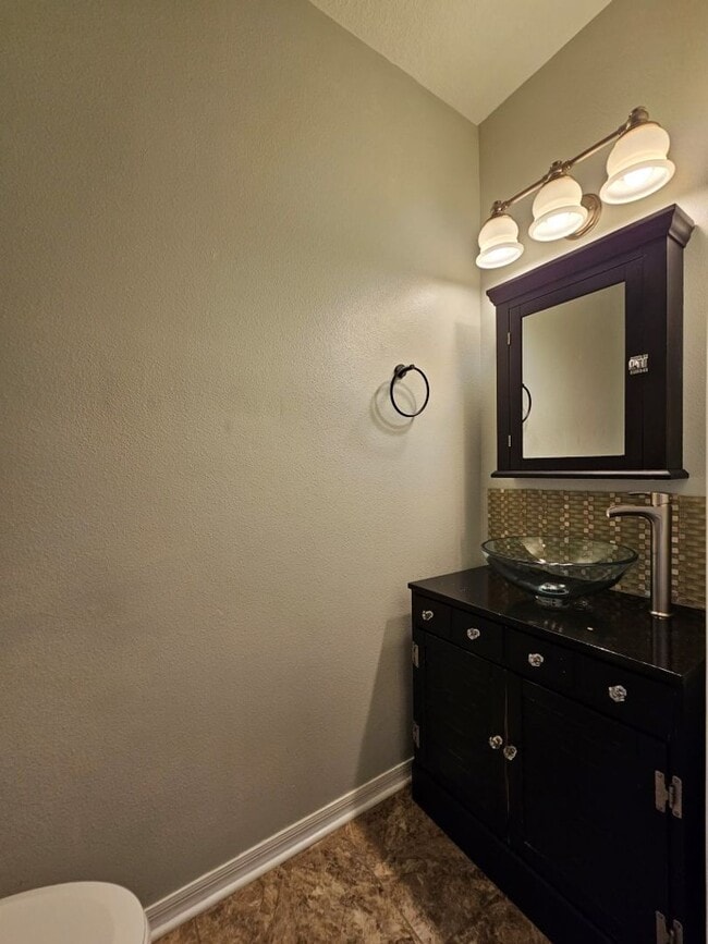 Building Photo - Beautiful 2/2.5 Townhouse