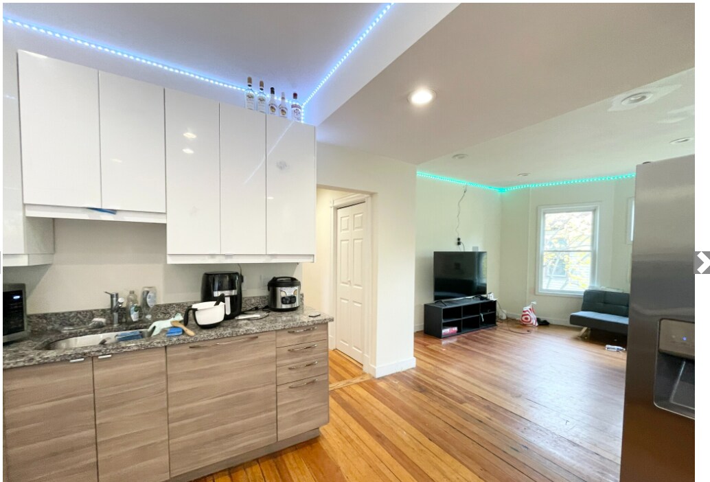 Building Photo - 112 Hillside St