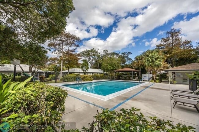 Building Photo - 1013 E Cypress Dr