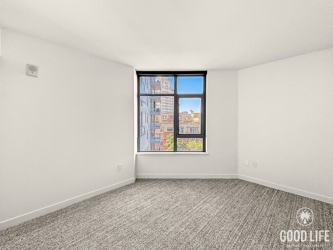 Building Photo - Stunning 2BD/2BA Condo in Downtown W/ W/D, High Ceilings, Community Pool, Spa, & Fitness Center!