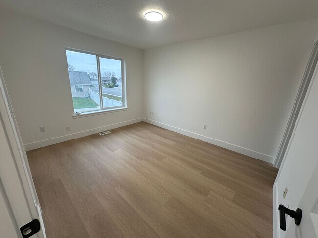 Building Photo - SPACIOUS Single Family - Remodeled- Home with big yard in great location