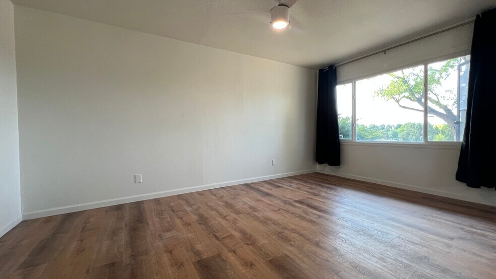 Living Room - 1116 E Fountain Blvd