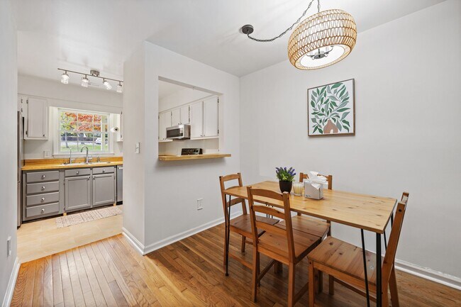 Building Photo - Woodcroft Two Bedroom home available early August