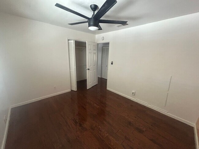Building Photo - 3 Bedroom 2 Bathroom Centrally Located Near Shopping and Restaurants!