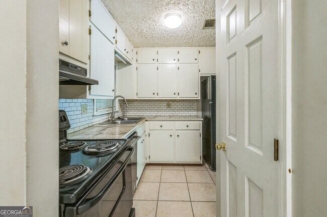 Building Photo - 2140 Kings Gate Cir SW