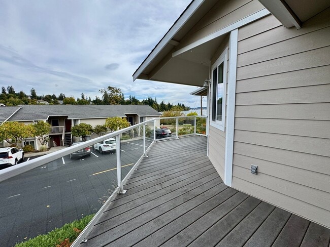 Building Photo - Downtown Poulsbo water view condo...comple...