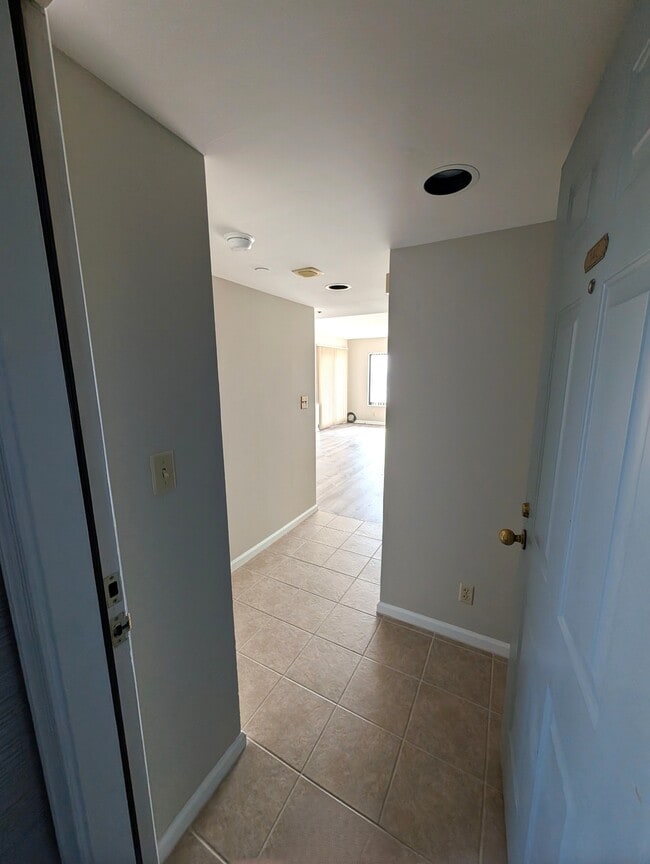 Building Photo - 7505 River Rd