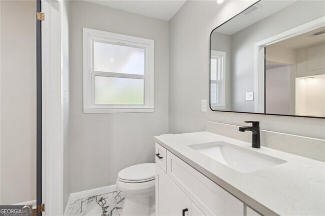 Building Photo - 2219 Lisa Dr SE