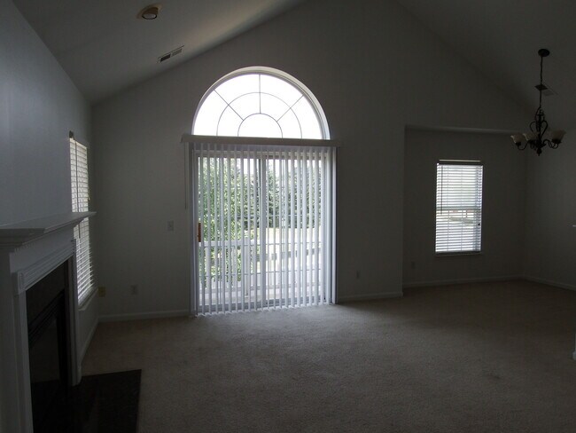 Building Photo - BEAUTIFUL 2 BEDROOM 2 BATH CONDO!