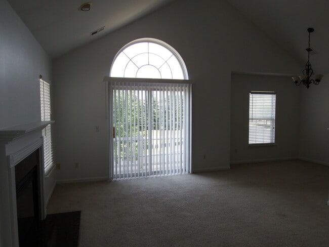 Building Photo - COMING SOON!! BEAUTIFUL 2 BEDROOM 2 BATH CONDO!