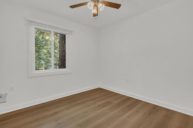 Building Photo - Newly Renovated Beauty!