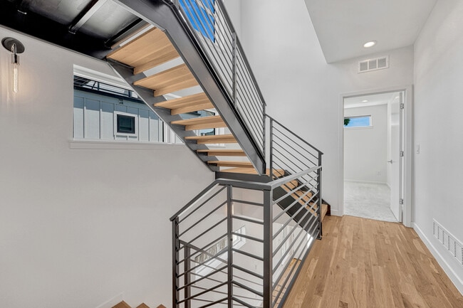 Building Photo - 1231 Newton St