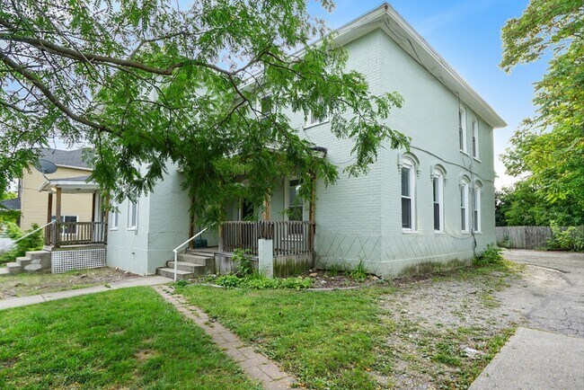 Building Photo - Three Bedroom Unit Near Downtown Grand Rap...