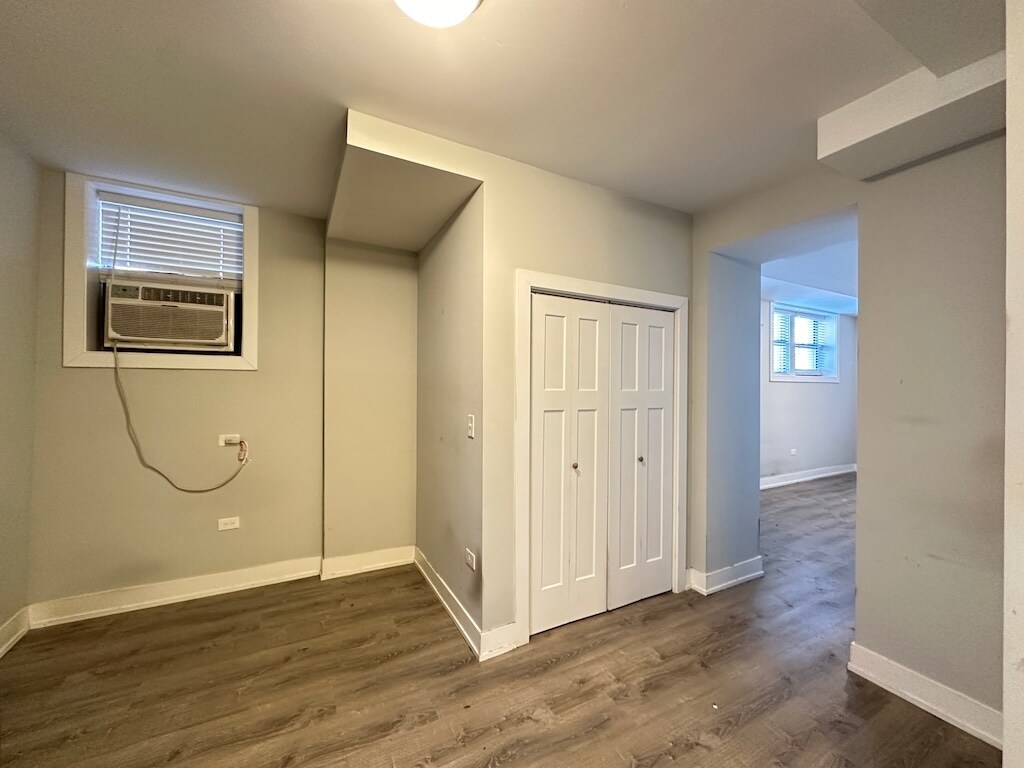 Building Photo - 712 W Brompton Ave