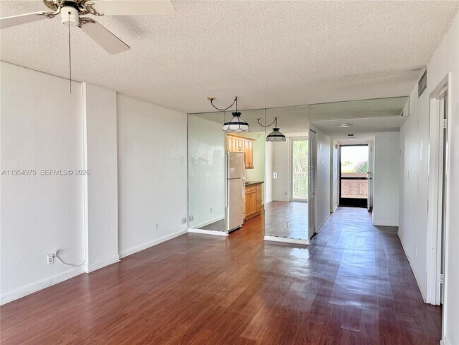 Building Photo - 250 Jacaranda Dr