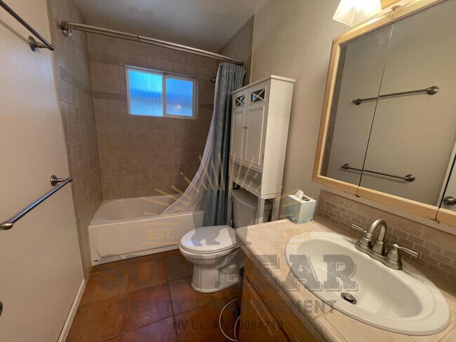 Building Photo - Bright Adorable Home in Incline! Dog Friendly