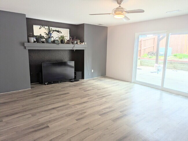 Building Photo - Gorgeous Denver Home - Real Granite Counte...