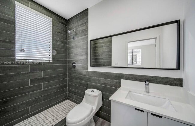 Building Photo - 859 E 24th St