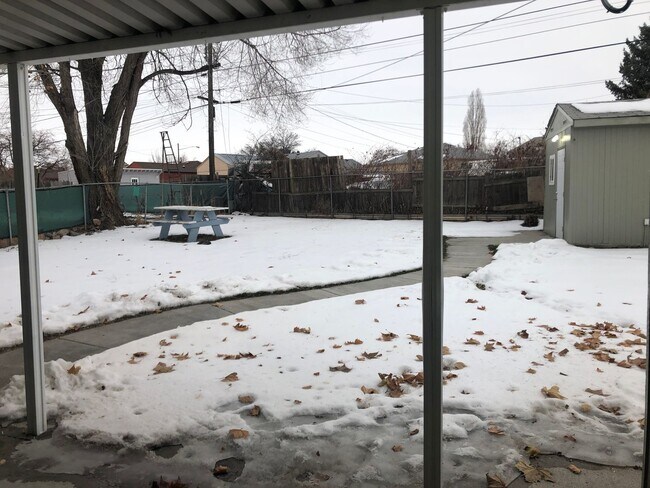 Building Photo - 2 Bedroom home with detached Office/Room.