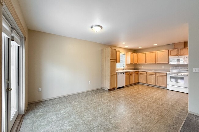 Building Photo - South Richland 4-Bedroom Home With Large Backyard