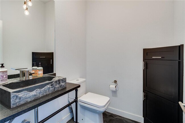 Building Photo - 612 S 58th Ct