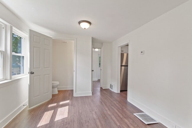 Building Photo - Cozy 3 Bedroom, 1.5 Bath Single Family Home!