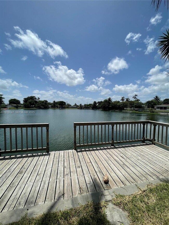 Building Photo - 232 SW 7th Ave