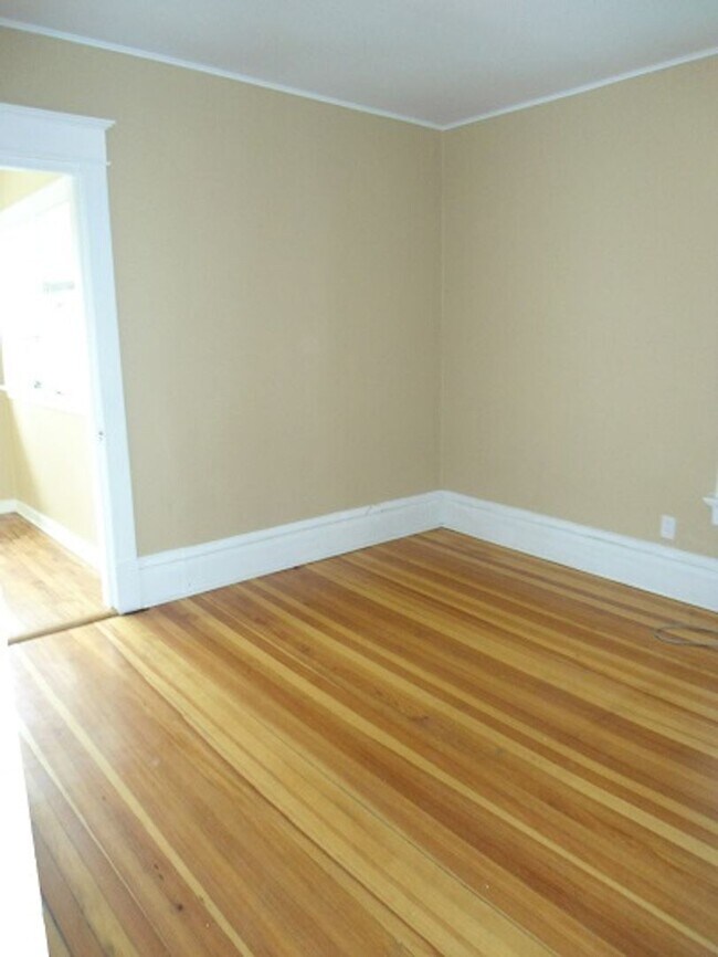 Building Photo - 1549 Bever Ave SE