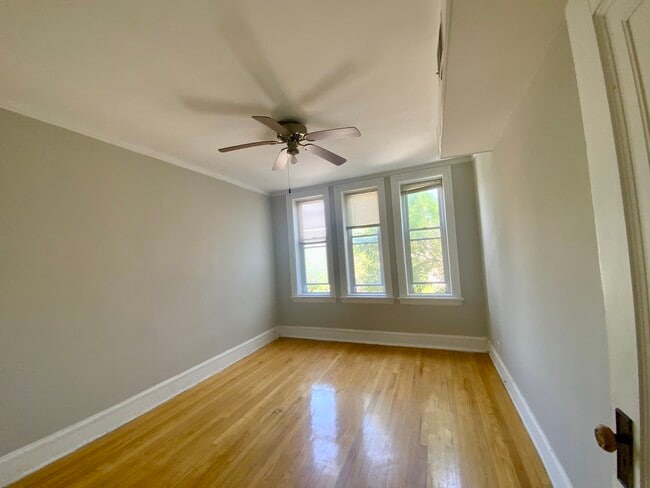 Building Photo - 5511 W Diversey Ave