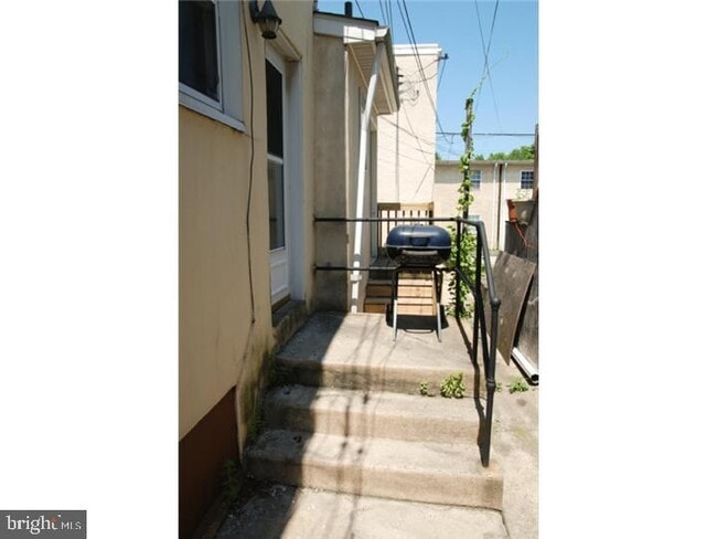 Building Photo - 4 W 1st Ave