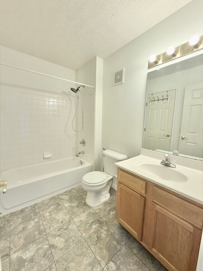 Building Photo - 3-bedroom, 2-bathroom home located in Cincinnati offering a functional layout and practical ameni...