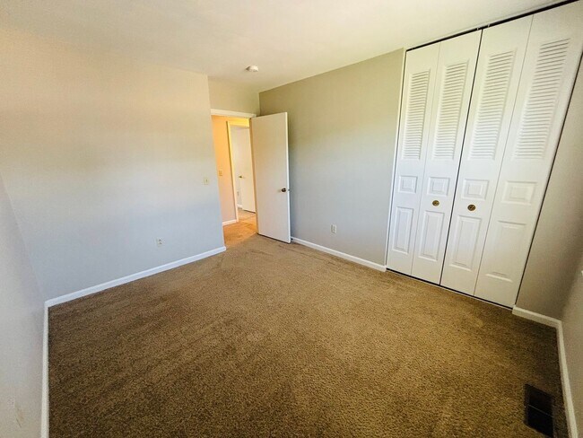 Building Photo - 2712 Wellesley Ct