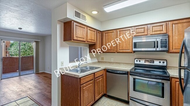 Building Photo - 1810 E Blacklidge Dr