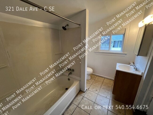 Building Photo - Upstairs 2 Bed 1 Bth Apt Close to Downtown...