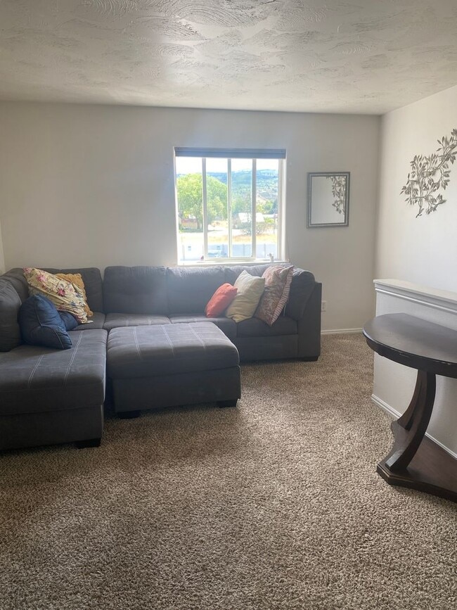 Building Photo - 3 Bedroom Victor Townhouse - Furnished