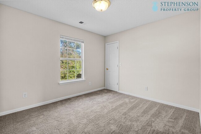 Building Photo - Fully Remodeled in Nov 2025!