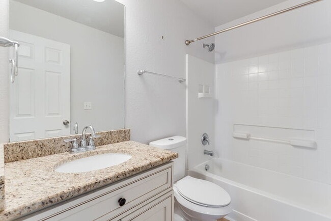 Building Photo - Light and bright 4-bedroom 3 bath beauty i...