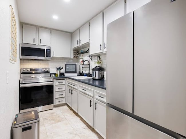 Building Photo - 575 N Villa Ct